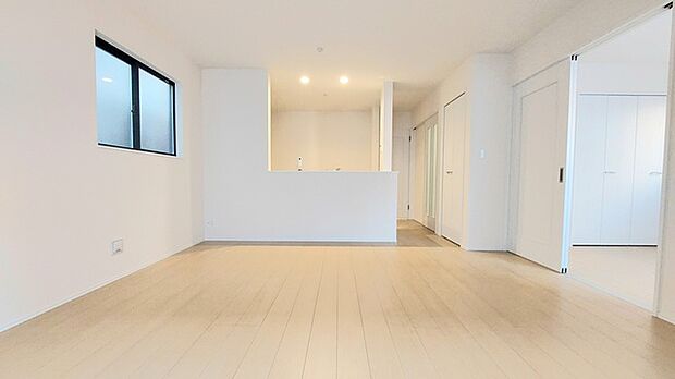 家族の集うリビングには色々な方向から光が差し込む設計に。家族のコミュニケーションが弾むスポットだから明るい雰囲気であってほしい。