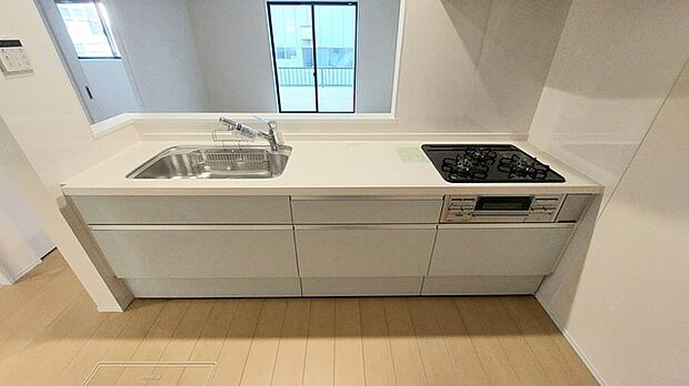 明るい光が降り注ぐ窓があるキッチンはお料理を作る時の気持ちもいつもより明るくなります。近くに窓があるので換気もしやすいですね。