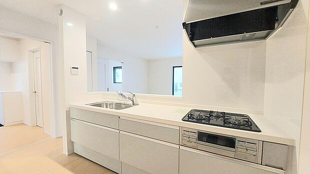 家族団欒のリビング。陽光差し込む食卓には家族の会話とスマイルが溢れます。いつまでもここで食卓を囲みたくなる、そう感じさせてくれるスペース。