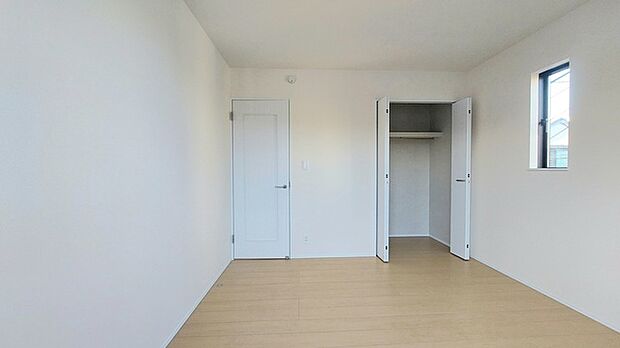 衣類の整理整頓に嬉しいクローゼット付きのお部屋。お子様のお部屋としても便利です。