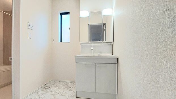 使い勝手の良い洗面台、窓があることで換気もしやすく清潔感のある空間を保てます。