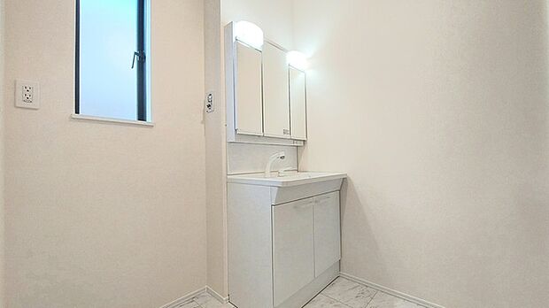 お出かけ前の身だしなみに一歩差がつく三面鏡。ミラー裏にはたっぷり収納もございます。