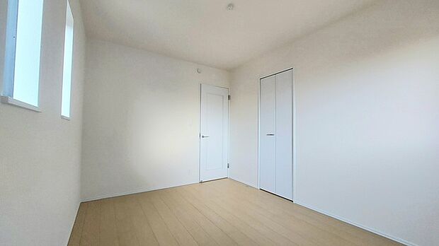 どんな家具にでも相性が良い清潔感ある白色調のクロスを採用。主張しすぎない配色、耐久性にも優れた床材は日々のメンテナンスも楽に、快適に過ごして頂けるよう考えられています。