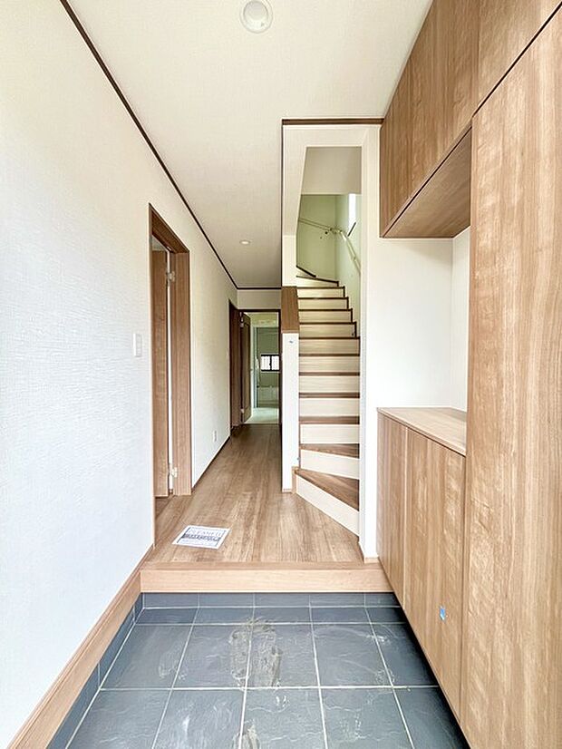 明るく開放的な玄関、靴の脱ぎ履きもしやすく、収納も豊富でご家族皆様の靴をスッキリ収納できます。 