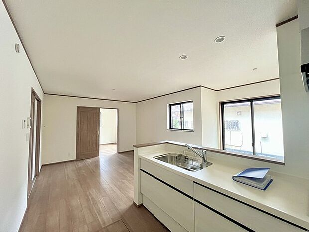 家族や友人、両親、親戚とこれから沢山の時間を紡ぐのだろう。そこを彩るのは窓から見える青い空、心地よい緑。そんなイメージが膨らむリビングスペース。 