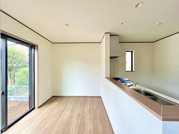 家族が一番集まる場所だから広々としつつも素敵な空間であって欲しい。皆がくつろぐリビングからキッチンまでが一つに繋がる空間。 