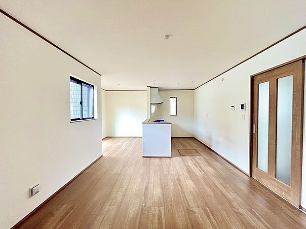 家族や友人、両親、親戚とこれから沢山の時間を紡ぐのだろう。そこを彩るのは窓から見える青い空、心地よい緑。そんなイメージが膨らむリビングスペース。 