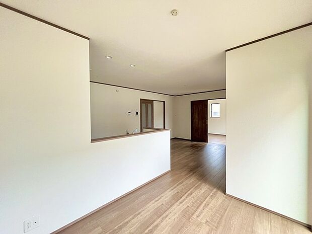 家族団欒のリビング。陽光差し込む食卓には家族の会話とスマイルが溢れます。いつまでもここで食卓を囲みたくなる、そう感じさせてくれるスペース。 