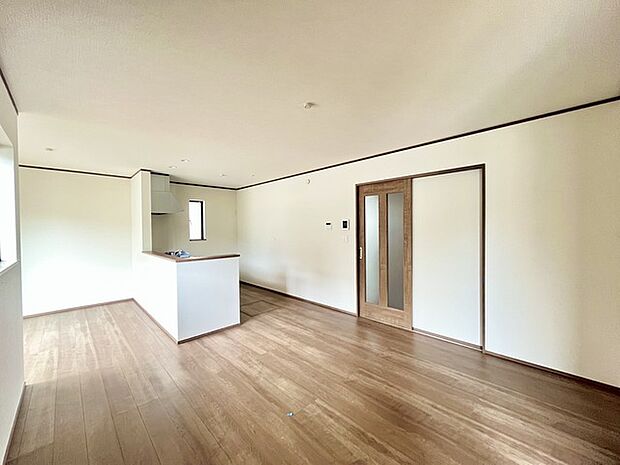 いつも家族の集まるリビングは広々とした15.5帖。通風・採光にも優れ、心安らぐ風と光がたえない空間。汎用性に富んだ居住スペースと、高揚感さえも与えてくれる住空間です。 