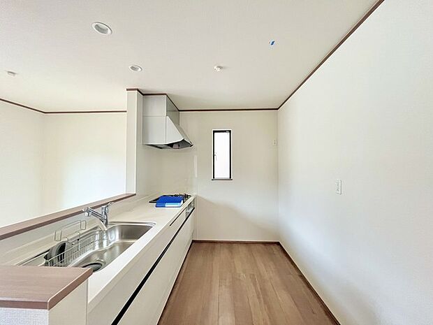 リビングにいる家族の顔が見渡せるカウンターキッチン。お料理もより一層おいしく、楽しく。食器棚を背面に設置しても十分な広さを確保しています。 