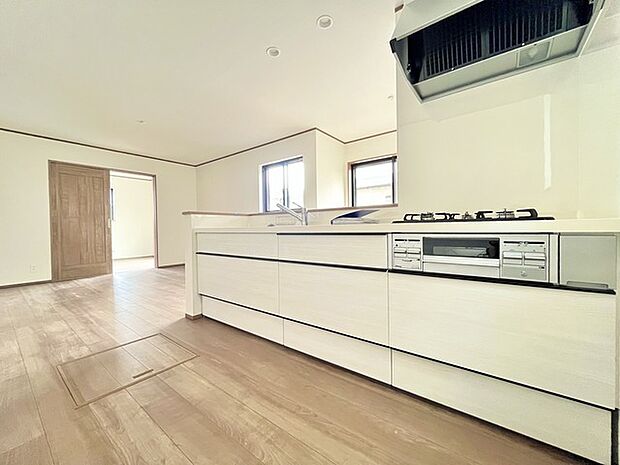 リビングにいる家族の顔が見渡せるカウンターキッチン。お料理もより一層おいしく、楽しく。食器棚を背面に設置しても十分な広さを確保しています。 