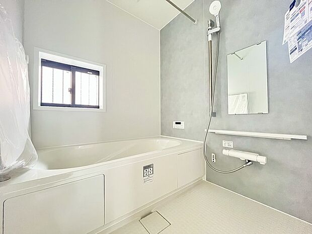 落ち着いた色味の浴室で1日の疲れをゆっくりと癒してください。 