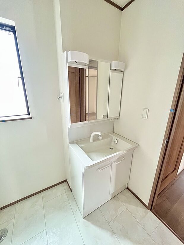 使い勝手の良い洗面台、窓があることで換気もしやすく清潔感のある空間を保てます。 