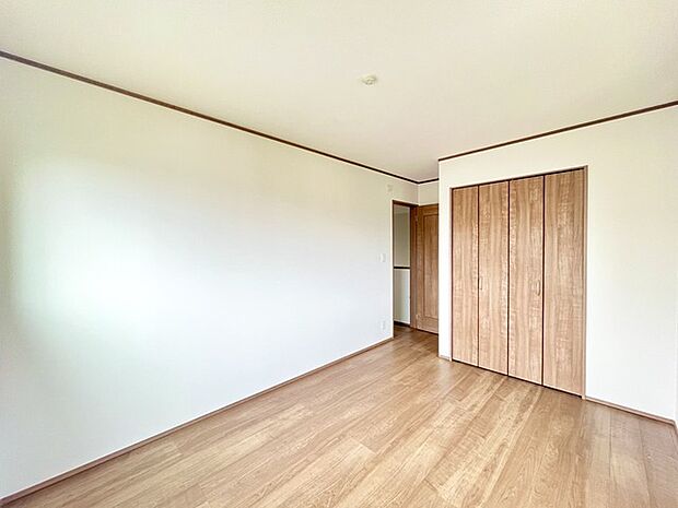 どんな家具にでも相性が良い清潔感ある白色調のクロスを採用。主張しすぎない配色、耐久性にも優れた床材は日々のメンテナンスも楽に、快適に過ごして頂けるよう考えられています。 