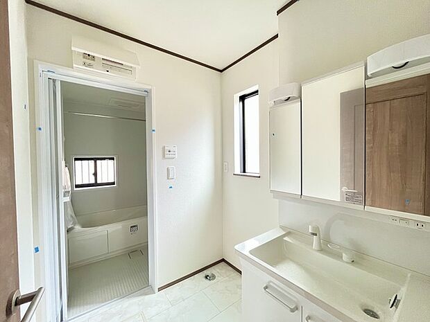 ゆとりの洗面スペースで朝の身支度もスムーズに行えます。 