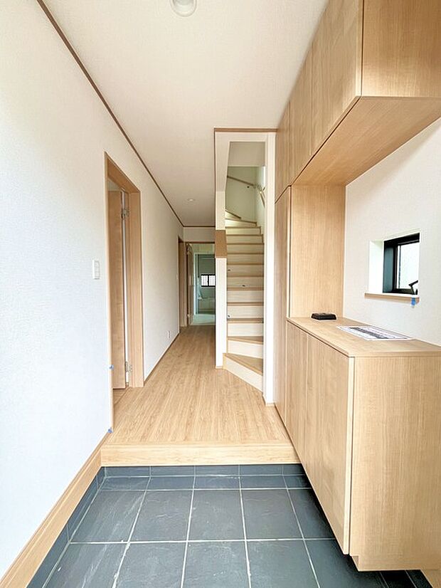 明るく開放的な玄関、靴の脱ぎ履きもしやすく、収納も豊富でご家族皆様の靴をスッキリ収納できます。