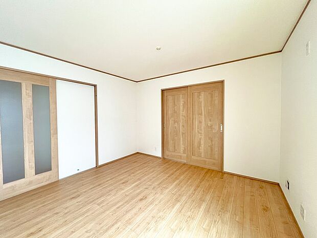 どんな家具にでも相性が良い清潔感ある白色調のクロスを採用。主張しすぎない配色、耐久性にも優れた床材は日々のメンテナンスも楽に、快適に過ごして頂けるよう考えられています。