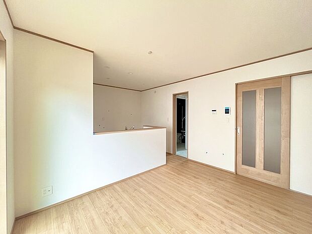 家族が一番集まる場所だから広々としつつも素敵な空間であって欲しい。皆がくつろぐリビングからキッチンまでが一つに繋がる空間。