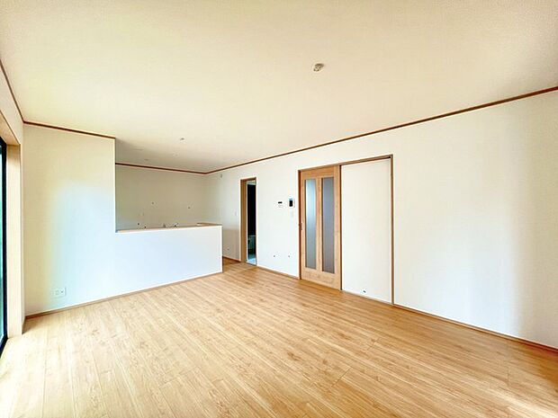 いつも家族の集まるリビングは広々とした15帖。通風・採光にも優れ、心安らぐ風と光がたえない空間。汎用性に富んだ居住スペースと、高揚感さえも与えてくれる住空間です。