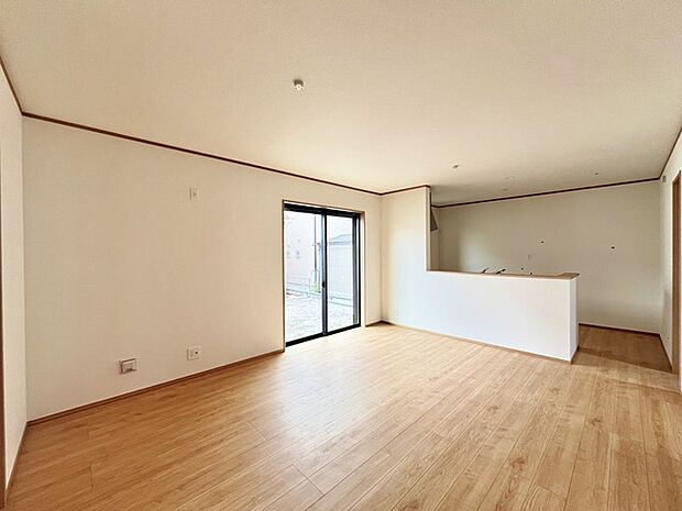 家族や友人、両親、親戚とこれから沢山の時間を紡ぐのだろう。そこを彩るのは窓から見える青い空、心地よい緑。そんなイメージが膨らむリビングスペース。