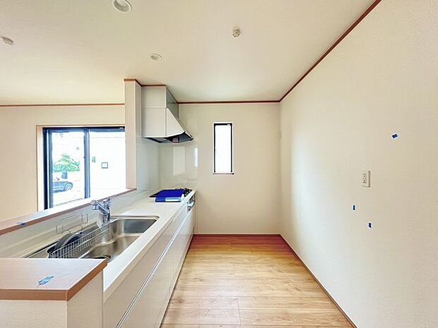 リビングにいる家族の顔が見渡せるカウンターキッチン。お料理もより一層おいしく、楽しく。食器棚を背面に設置しても十分な広さを確保しています。 