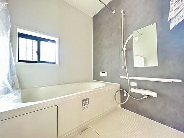 落ち着いた色味の浴室で1日の疲れをゆっくりと癒してください。