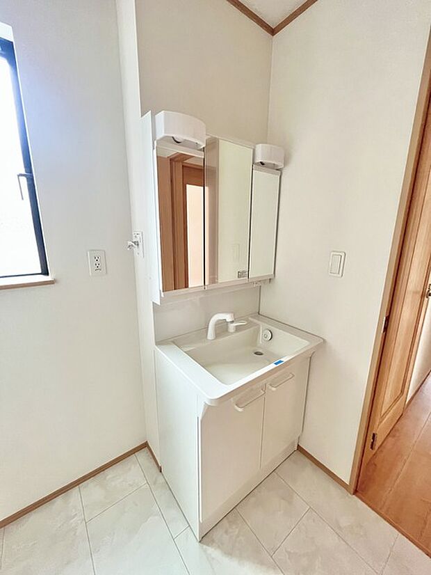 お出かけ前の身だしなみに一歩差がつく三面鏡。ミラー裏にはたっぷり収納もございます。