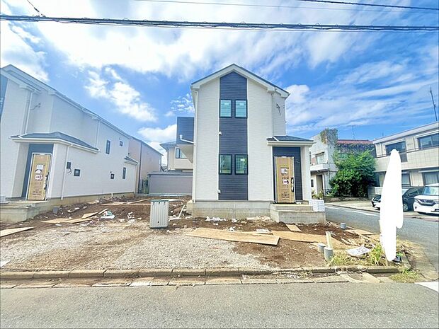 前面道路は広く、駐車がしやすいです。駐車スペース4台分ございます。