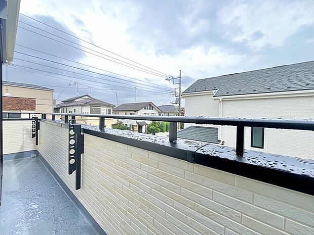 南側のお部屋から出入りできる、奥行きのあるワイドバルコニー。心地よい陽射しと暖かな風を楽しむことが出来ます。 