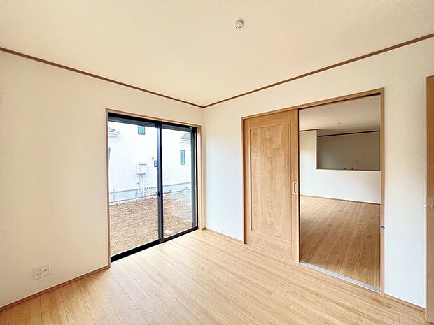 どんな家具にでも相性が良い清潔感ある白色調のクロスを採用。主張しすぎない配色、耐久性にも優れた床材は日々のメンテナンスも楽に、快適に過ごして頂けるよう考えられています。