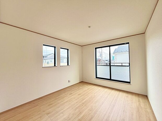 今からここを誰のお部屋にしようか、そんな洋室。大きさは7.5帖です。