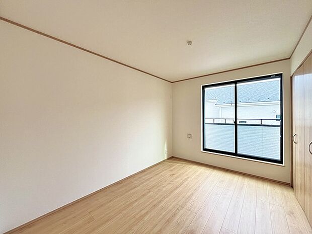 大きな開口部から明るい光が差し込む、日中の室内の明るさがこの部屋の魅力です。