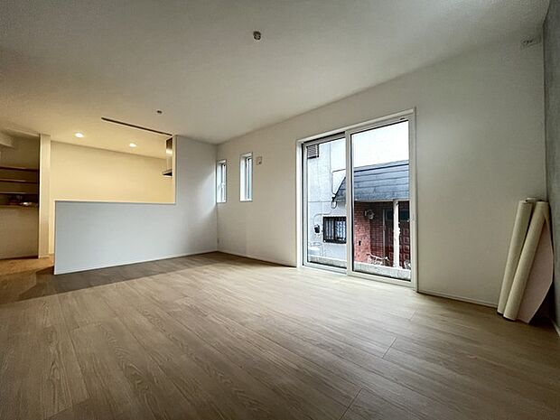 家族や友人、両親、親戚とこれから沢山の時間を紡ぐのだろう。そこを彩るのは窓から見える青い空、心地よい緑。そんなイメージが膨らむリビングスペース。