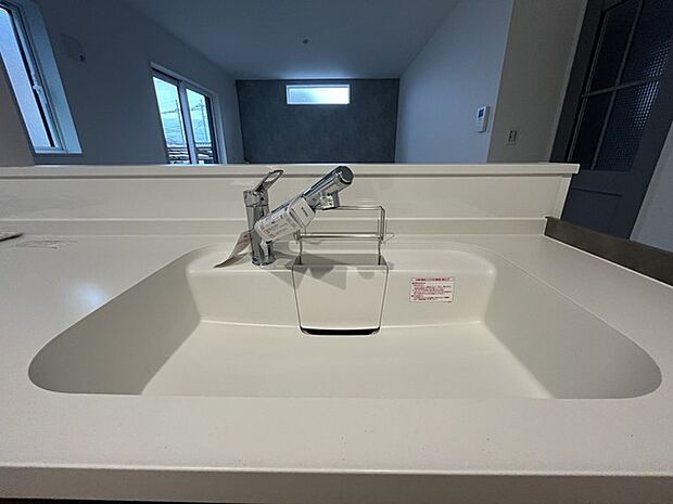 時短に活躍する食器洗浄機や一杯の水も楽しめる浄水器があるシステムキッチン。