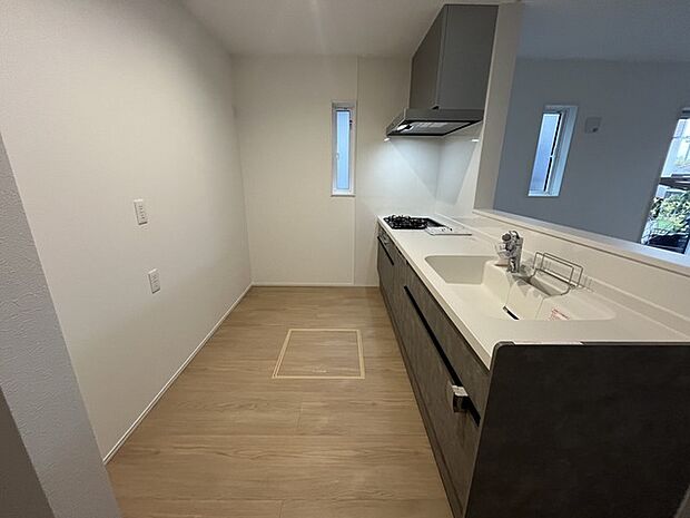 人工大理石を使用したシステムキッチン。永く傷つきにくく、お手入れもしやすい高機能性です。