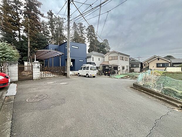 10m超幅員の道路に面しておりお車の運転が苦手な方でも安心して出入りいただけます。