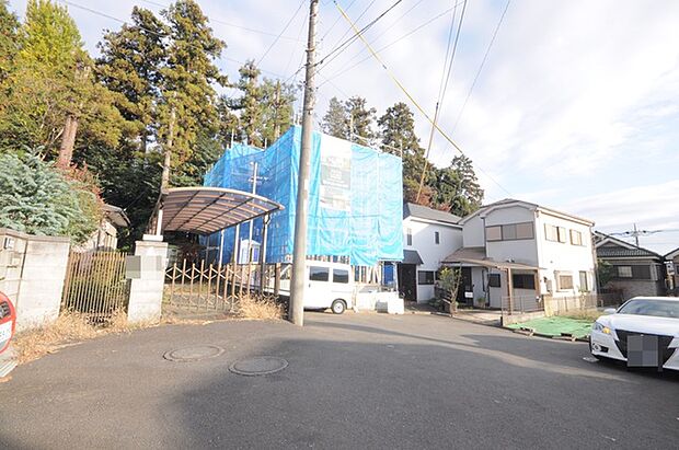 前面道路は通り抜けができないため、交通量が少なく静かな住環境です。