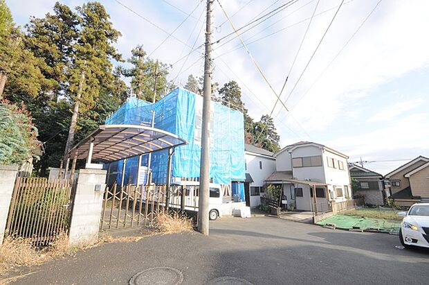 戸建てが立ち並ぶ静かな住宅街。四季折々の移り変わりを感じながら自然と楽しみ、暮らす、そんな毎日を日々の中で感じられる住環境