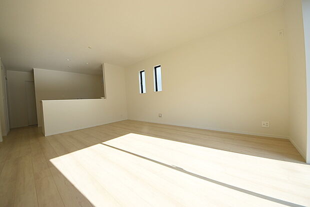 いつも家族の集まるリビングは広々とした17帖。通風・採光にも優れ、心安らぐ風と光がたえない空間。汎用性に富んだ居住スペースと、高揚感さえも与えてくれる住空間です。 