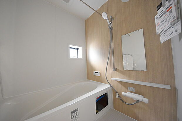 一緒にお風呂に入っている子供達の声がリビングまで聞こえてきそうな広々とした1坪バス 