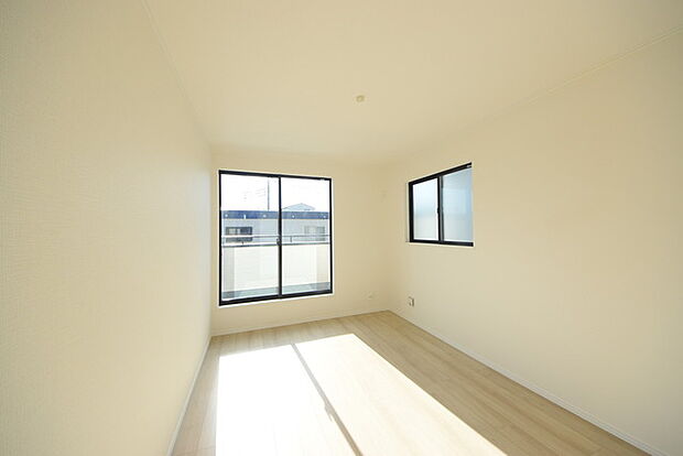 今からここを誰のお部屋にしようか、そんな洋室。大きさは6帖です。 