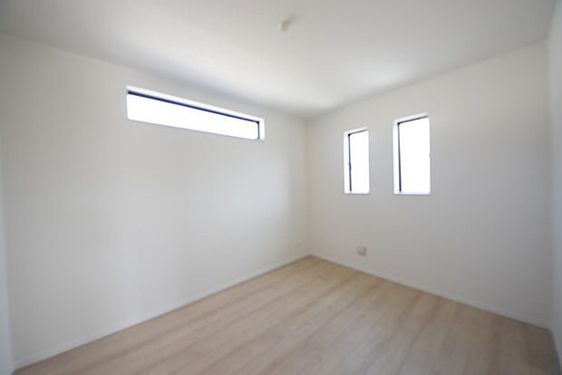 今からここを誰のお部屋にしようか、そんな洋室。大きさは5.62帖です。 