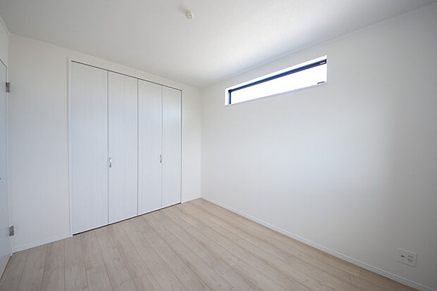 今からここを誰のお部屋にしようか、そんな洋室。大きさは5.62帖です。 