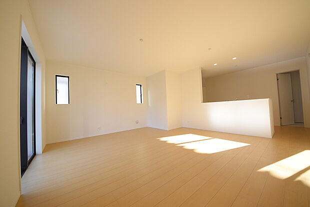 いつも家族の集まるリビングは広々とした18.0帖。通風・採光にも優れ、心安らぐ風と光がたえない空間。汎用性に富んだ居住スペースと、高揚感さえも与えてくれる住空間です。 