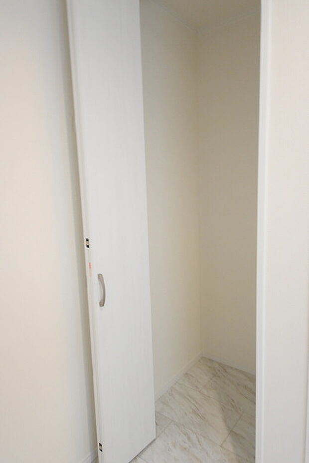 収納豊富な間取りで家の中がスッキリ片付きそうです。浴室の並び。