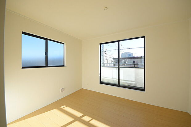 今からここを誰のお部屋にしようか、そんな洋室。大きさは6.0帖です。東南の角部屋。