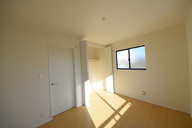 どんな家具にでも相性が良い清潔感ある白色調のクロスを採用。主張しすぎない配色、耐久性にも優れた床材は日々のメンテナンスも楽に、快適に過ごして頂けるよう考えられています。