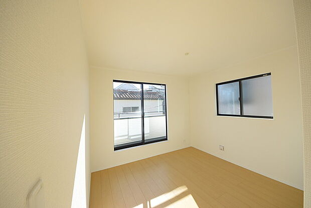 今からここを誰のお部屋にしようか、そんな洋室。大きさは6.06帖です。