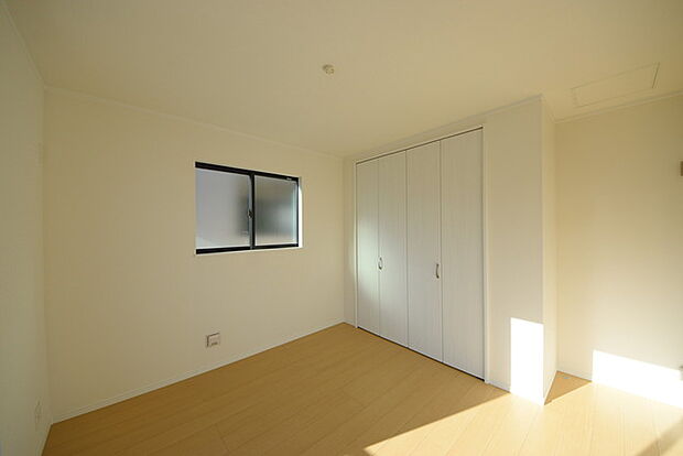 今からここを誰のお部屋にしようか、そんな洋室。大きさは6.06帖です。