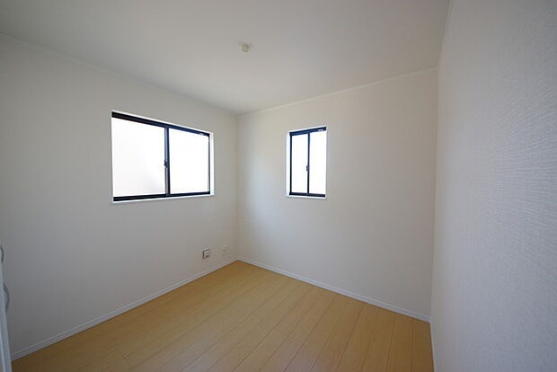 今からここを誰のお部屋にしようか、そんな洋室。大きさは5.25帖です。